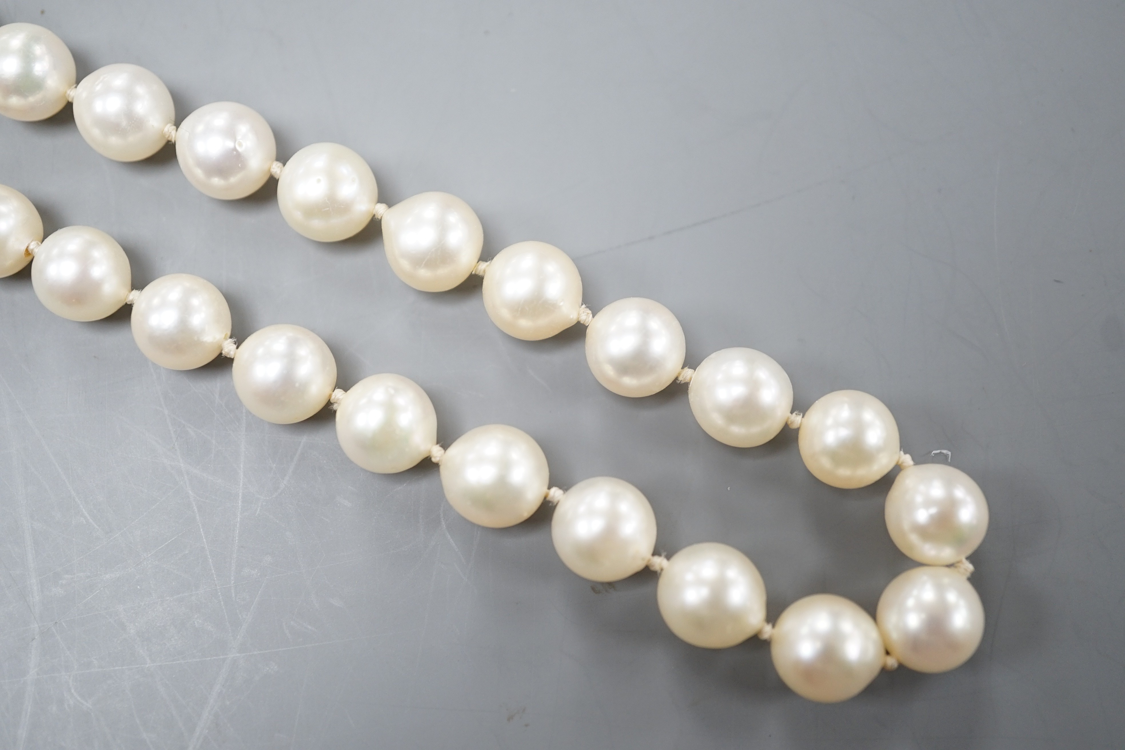 A modern single strand cultured pearl necklace with 750 white metal clasp, 42cm.
